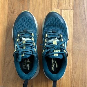 Brooks Caldera 5 size 8 - blue and green